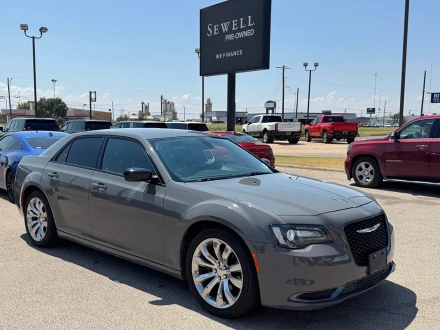 2018 Chrysler 300 Touring photo 1