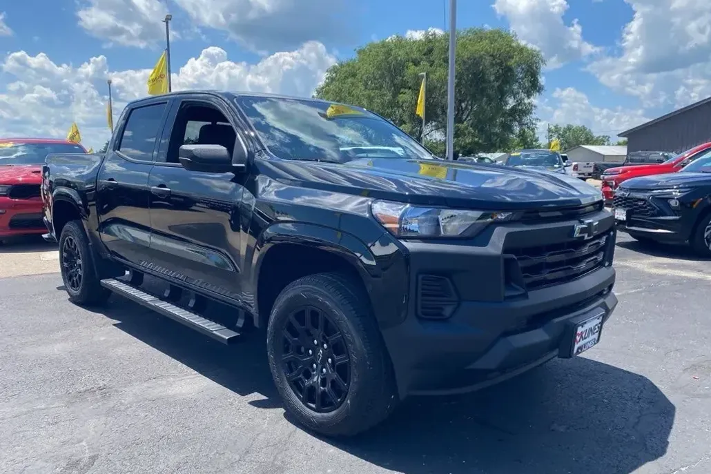 2025 Chevrolet Colorado Work Truck photo 1