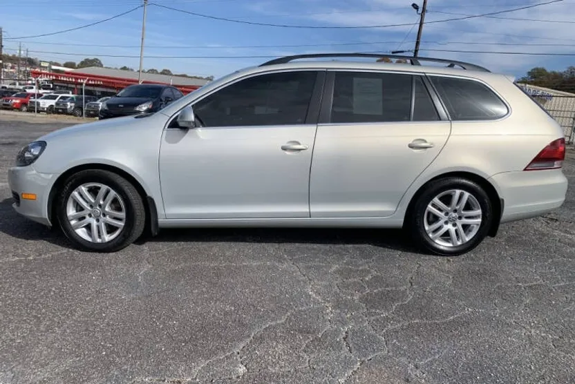 2011 Volkswagen Jetta SportWagen TDI photo 1