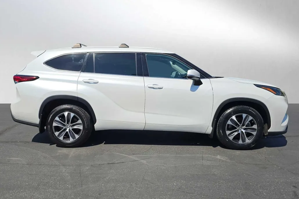 2022 Toyota Highlander XLE photo 1