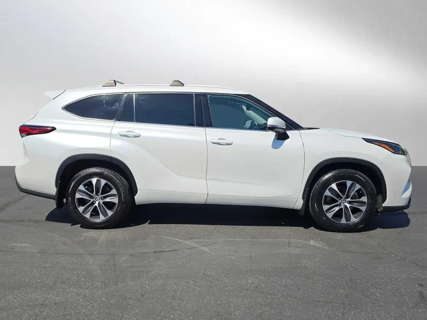 2022 Toyota Highlander XLE photo 1