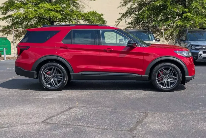 2025 Ford Explorer ST photo 1