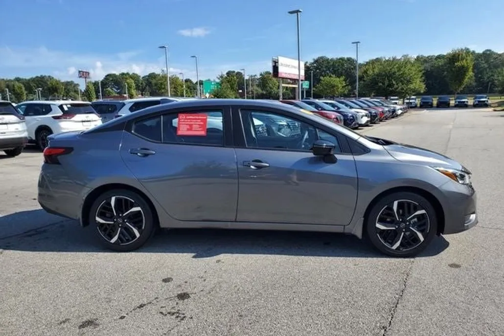 2025 Nissan Versa 1.6 SR photo 1