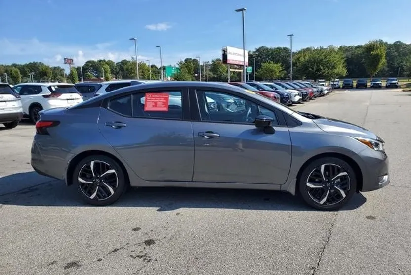 2025 Nissan Versa 1.6 SR photo 1