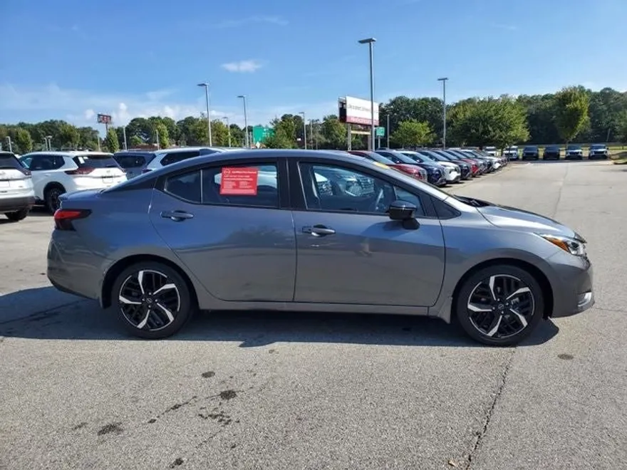 2025 Nissan Versa 1.6 SR photo 1