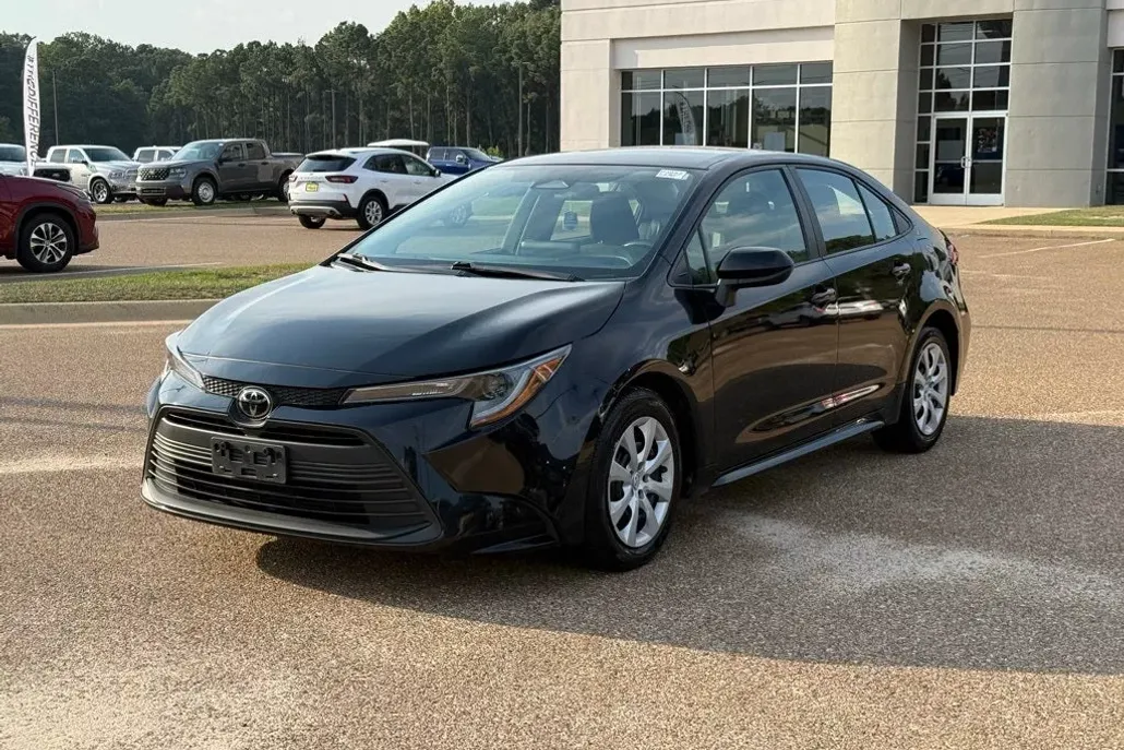 2024 Toyota Corolla LE photo 1