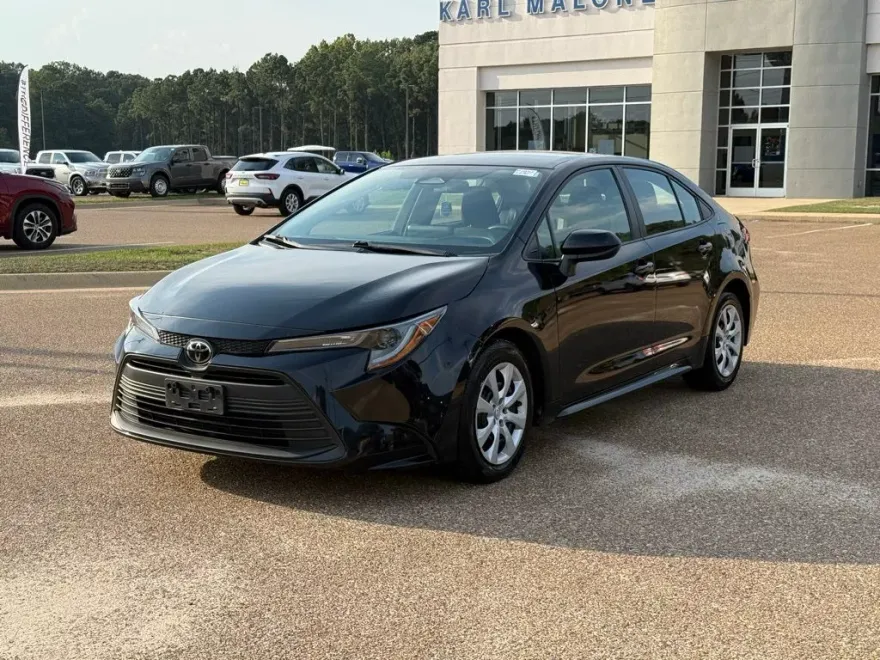 2024 Toyota Corolla LE photo 1