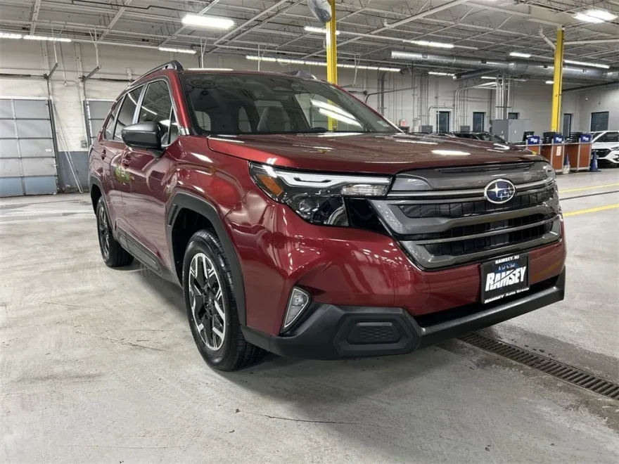 2025 Subaru Forester Premium photo 1