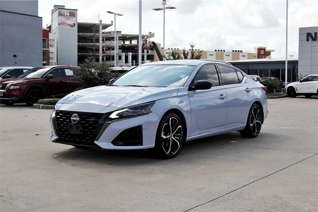 2023 Nissan Altima 2.5 SR photo 1