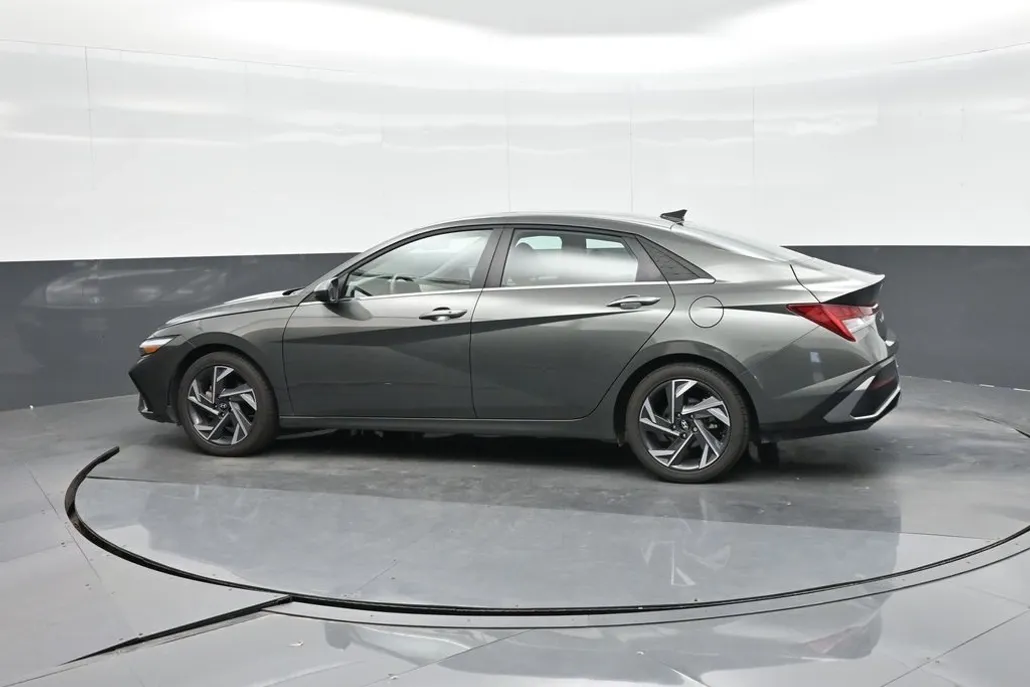 2025 Hyundai Elantra SEL Convenience photo 1