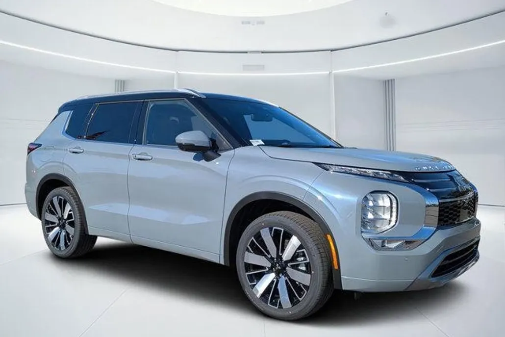 2025 Mitsubishi Outlander SEL photo 1