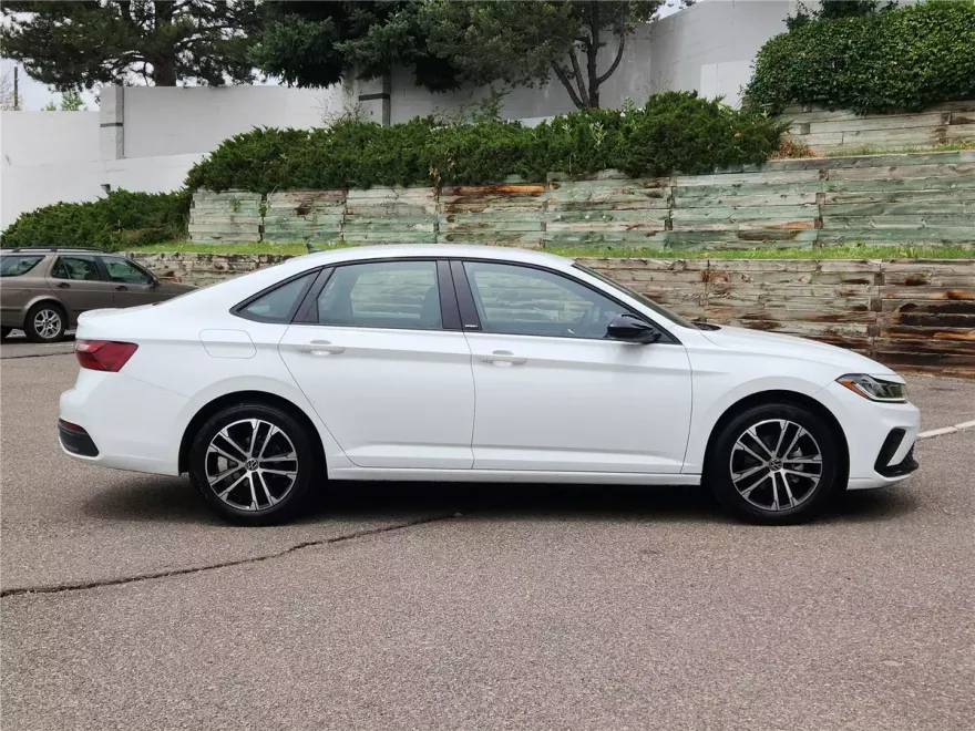 2025 Volkswagen Jetta Sport photo 1