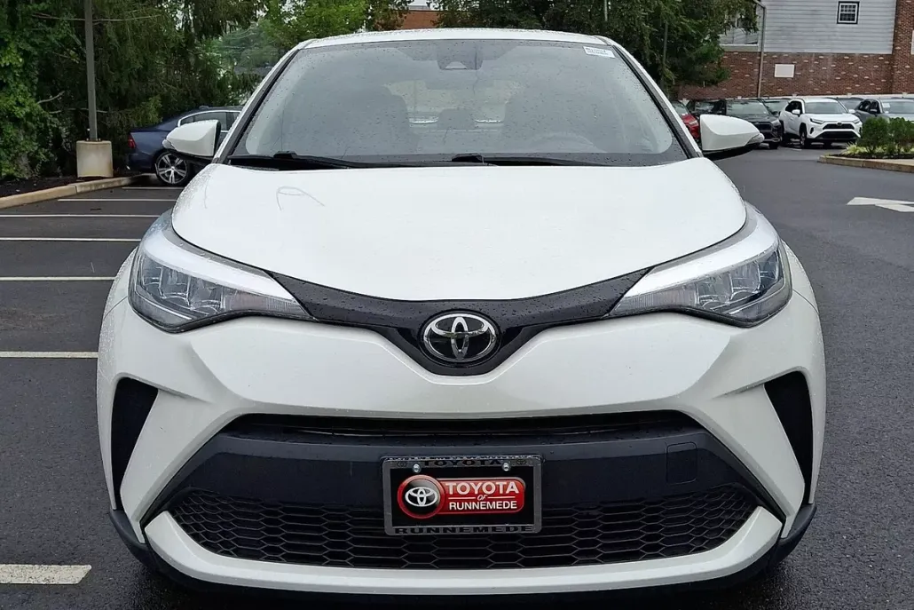 2021 Toyota C-HR LE photo 1