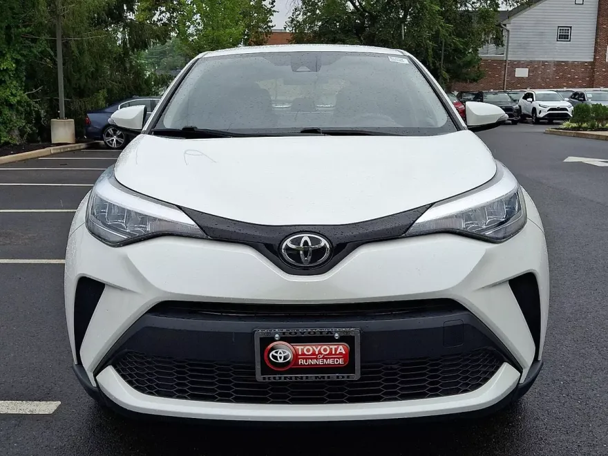 2021 Toyota C-HR LE photo 1