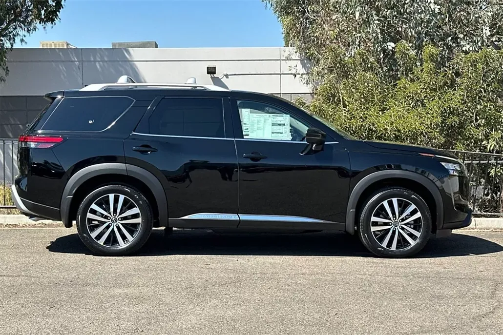 2025 Nissan Pathfinder Platinum photo 1