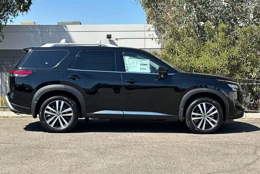 2025 Nissan Pathfinder Platinum photo 1
