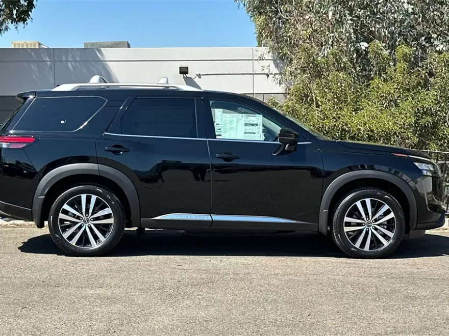 2025 Nissan Pathfinder Platinum photo 1