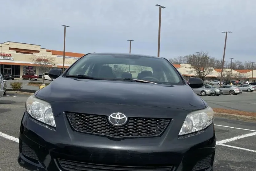 2013 Toyota Corolla LE photo 1