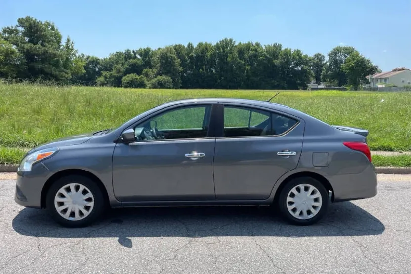 2019 Nissan Versa SV photo 1