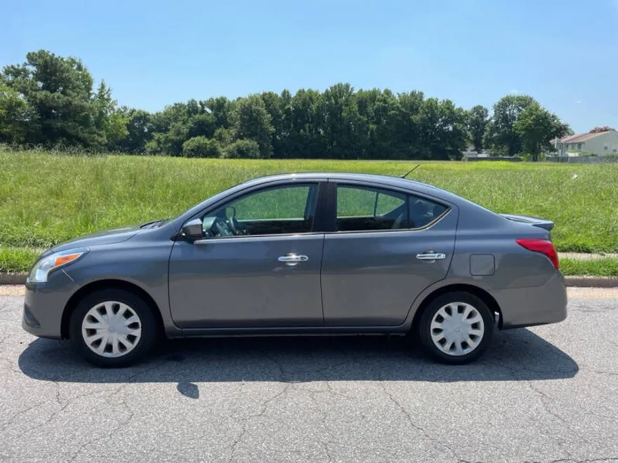 2019 Nissan Versa SV photo 1