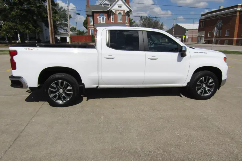 2023 Chevrolet Silverado 1500 LT photo 1