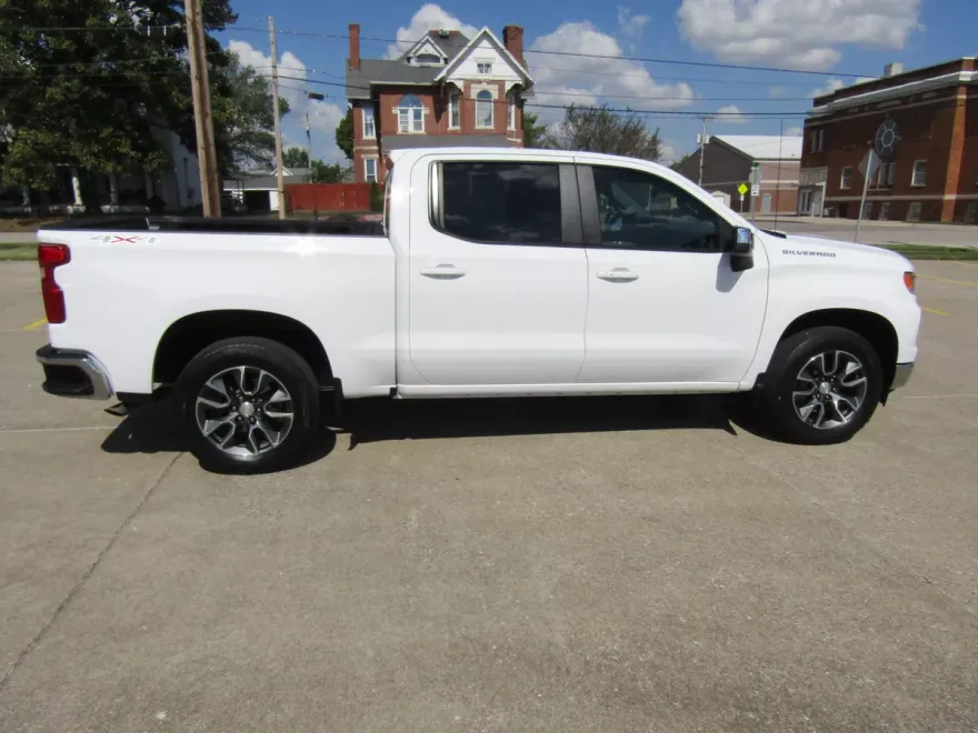 2023 Chevrolet Silverado 1500 LT photo 1