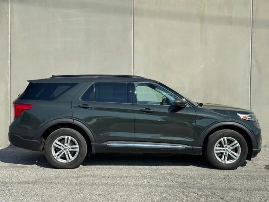 2022 Ford Explorer XLT photo 1