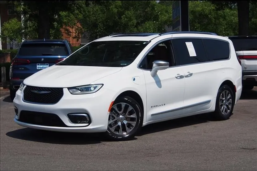 2024 Chrysler Pacifica Hybrid Pinnacle photo 1