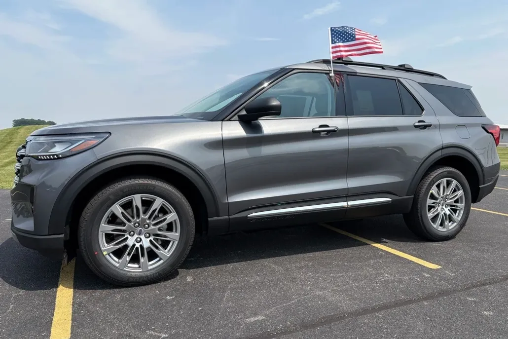 2025 Ford Explorer photo 1