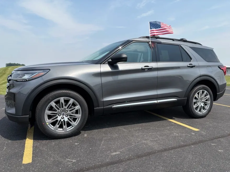 2025 Ford Explorer photo 1