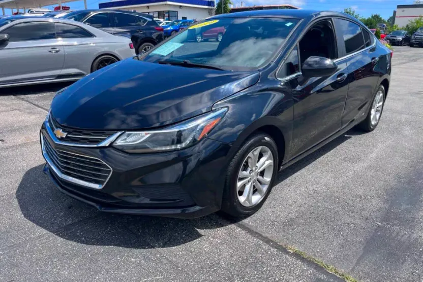 2019 Chevrolet Cruze LT photo 1