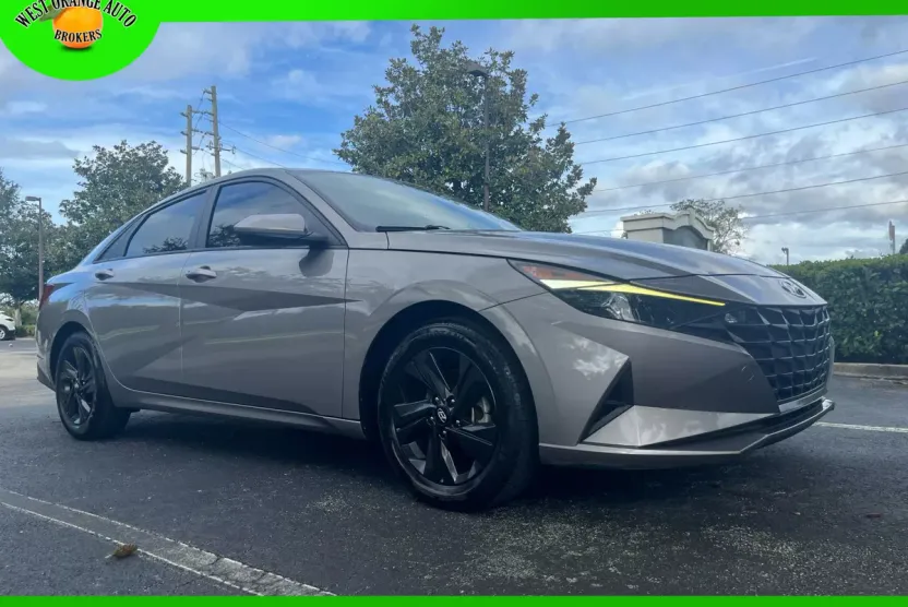 2023 Hyundai Elantra SEL photo 1