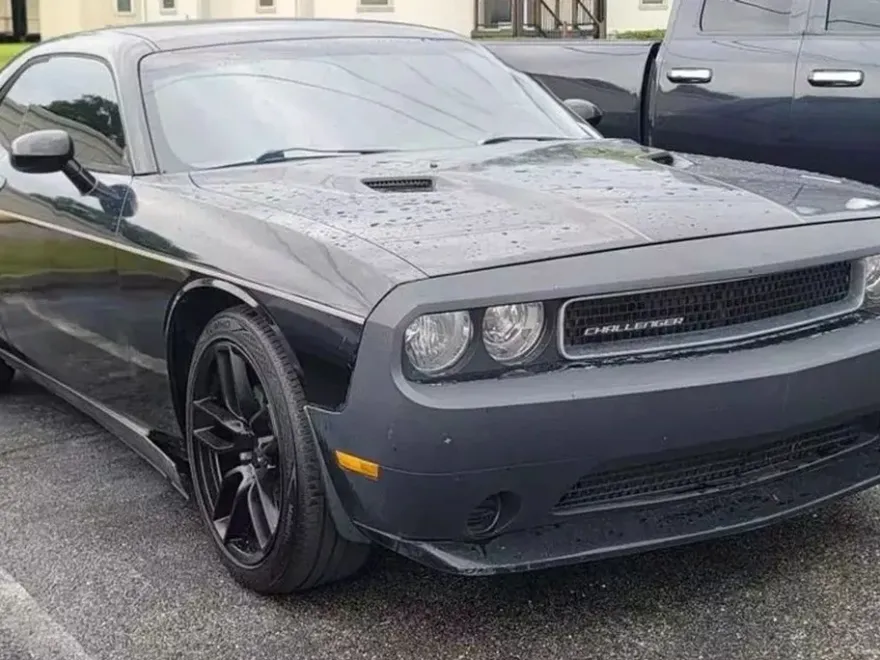 2013 Dodge Challenger SXT photo 1