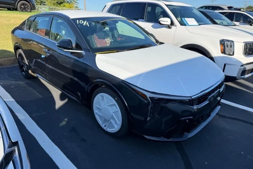 2025 Kia K4 GT-Line Turbo photo 1