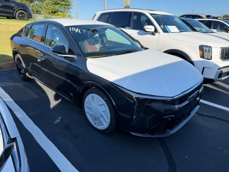 2025 Kia K4 GT-Line Turbo photo 1