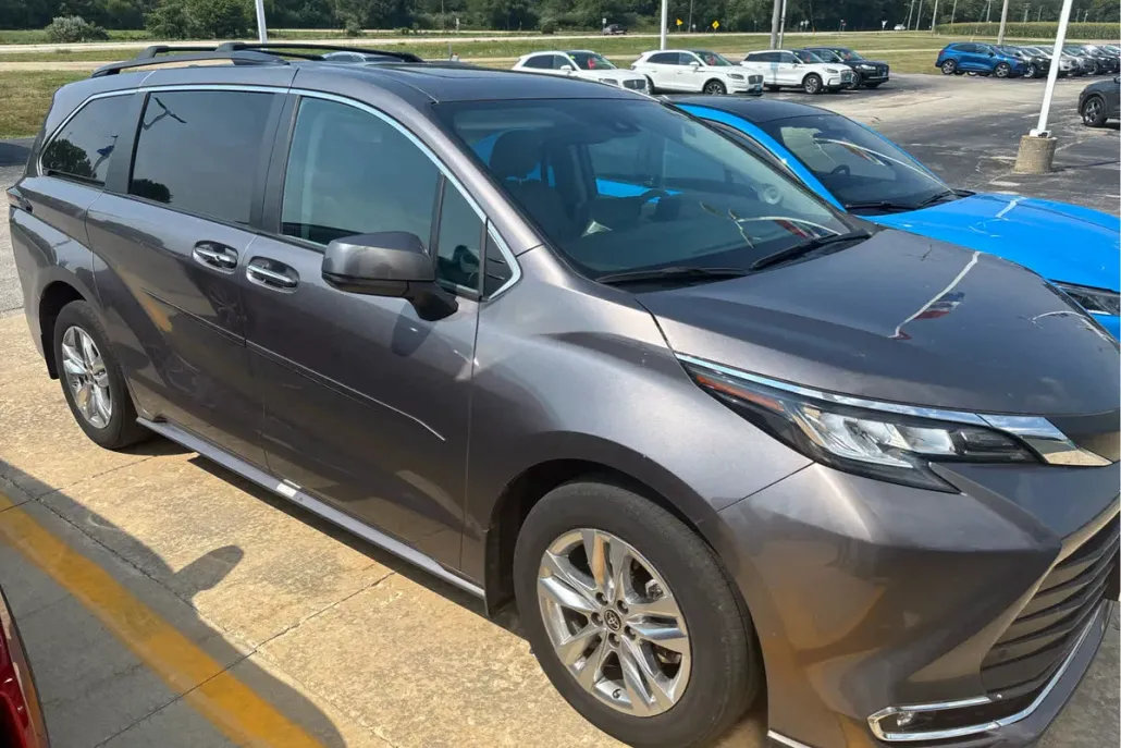 2023 Toyota Sienna XLE photo 1