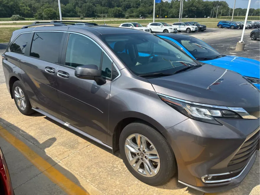 2023 Toyota Sienna XLE photo 1