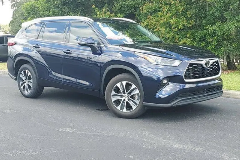2022 Toyota Highlander XLE photo 1