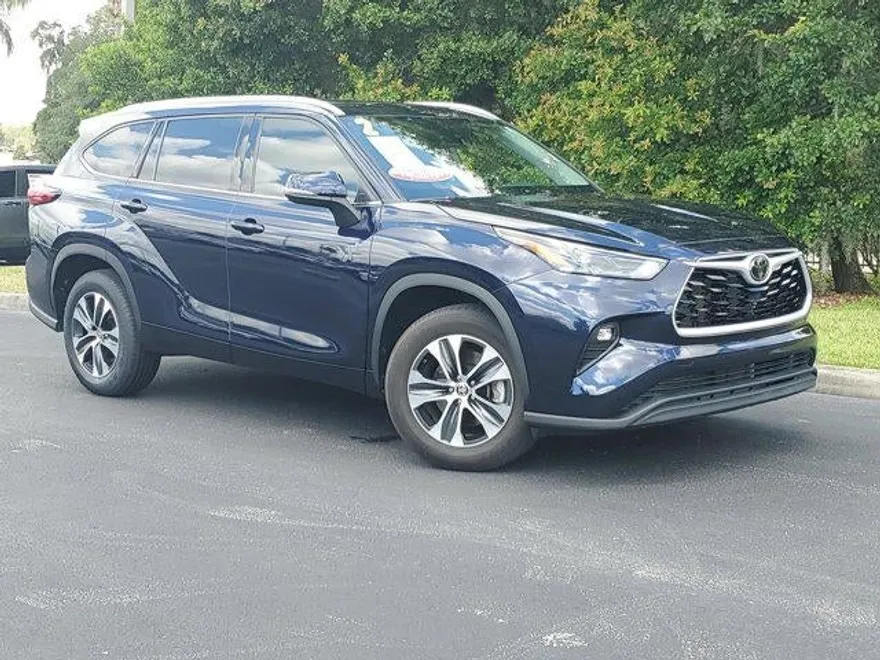 2022 Toyota Highlander XLE photo 1