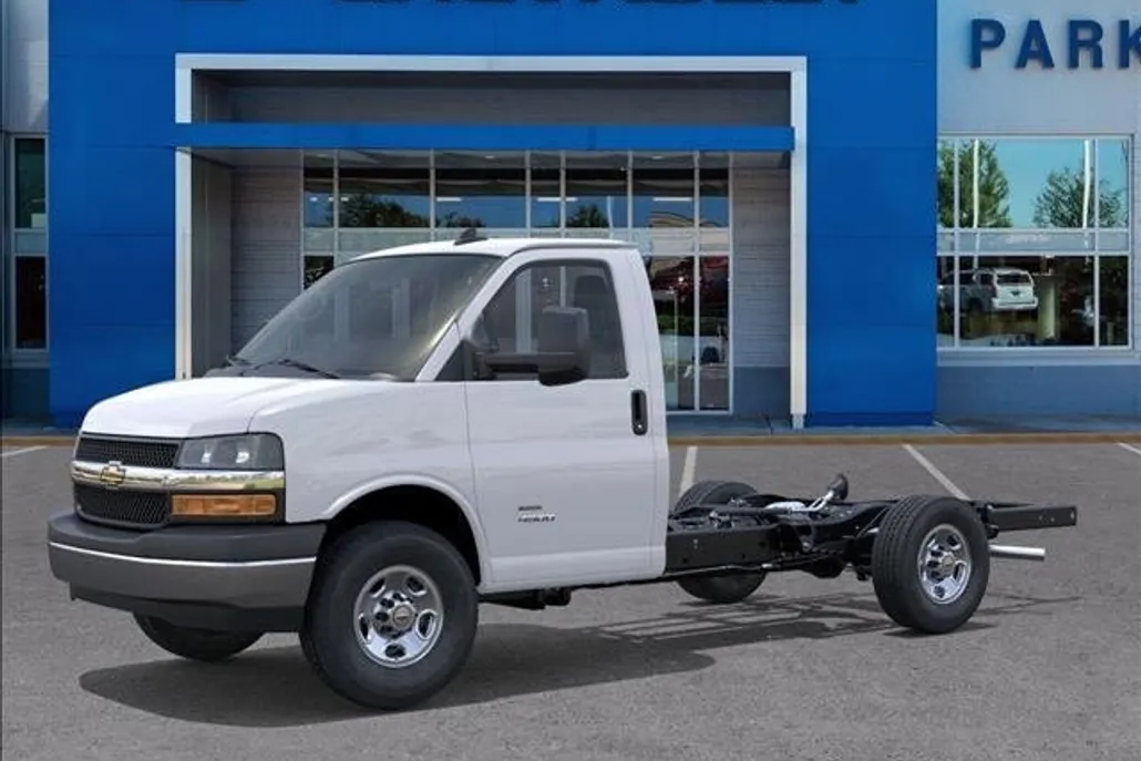 2025 Chevrolet Express Cutaway 3500 photo 1