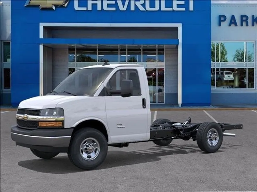 2025 Chevrolet Express Cutaway 3500 photo 1