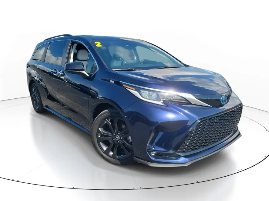 2023 Toyota Sienna XSE photo 1