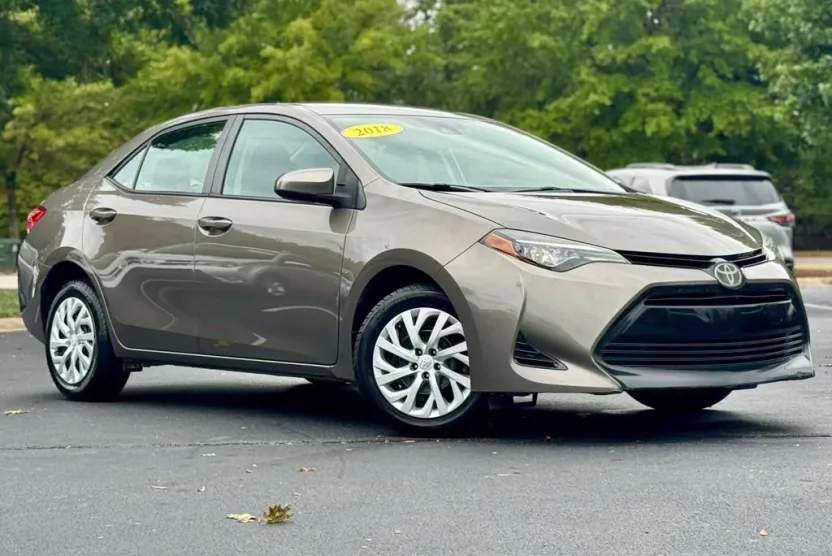 2018 Toyota Corolla LE photo 1