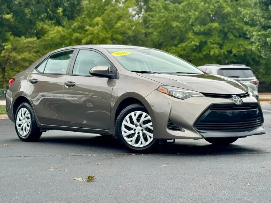 2018 Toyota Corolla LE photo 1