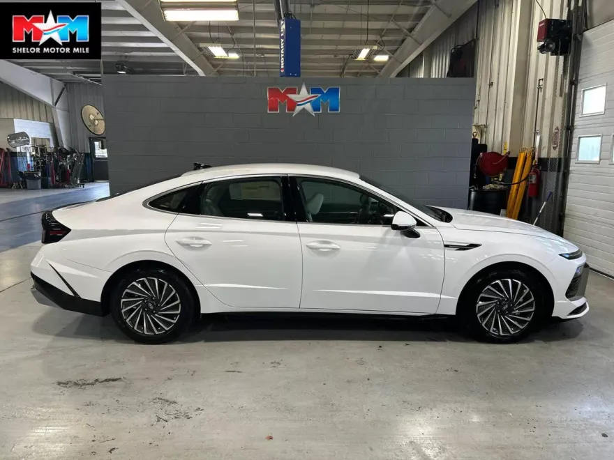 2025 Hyundai Sonata Hybrid SEL photo 1