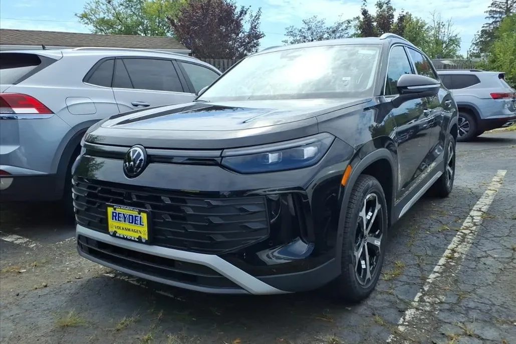 2025 Volkswagen Tiguan SE photo 1