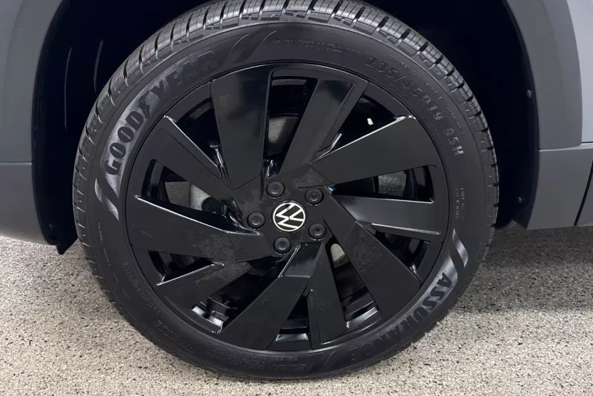 2024 Volkswagen Taos SE photo 1