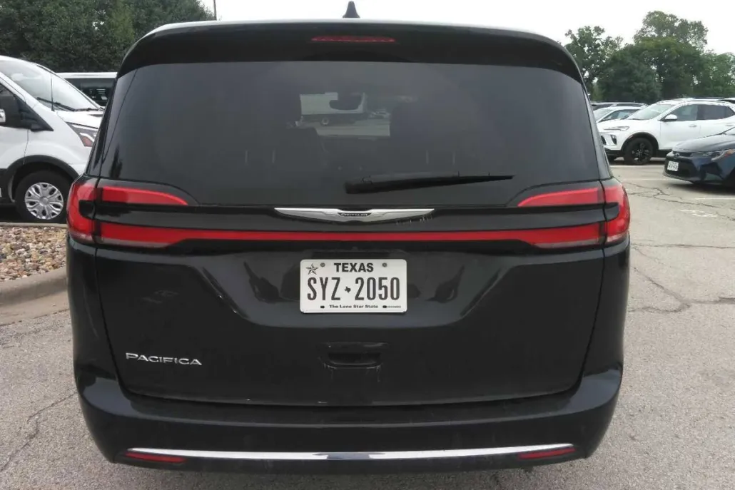 2023 Chrysler Pacifica Touring L photo 1