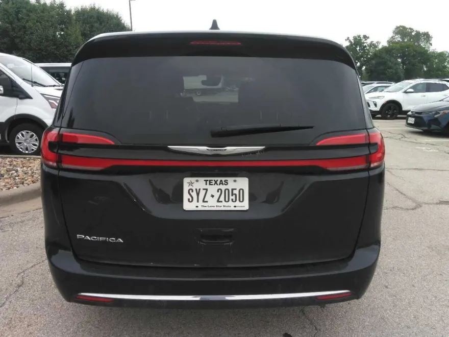 2023 Chrysler Pacifica Touring L photo 1