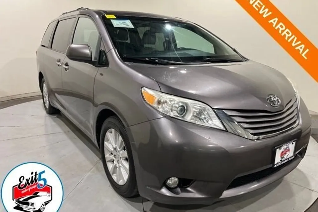 2015 Toyota Sienna XLE photo 1